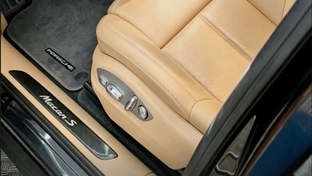 Siège en cuir beige et tapis noir d'un SUV après nettoyage intérieur