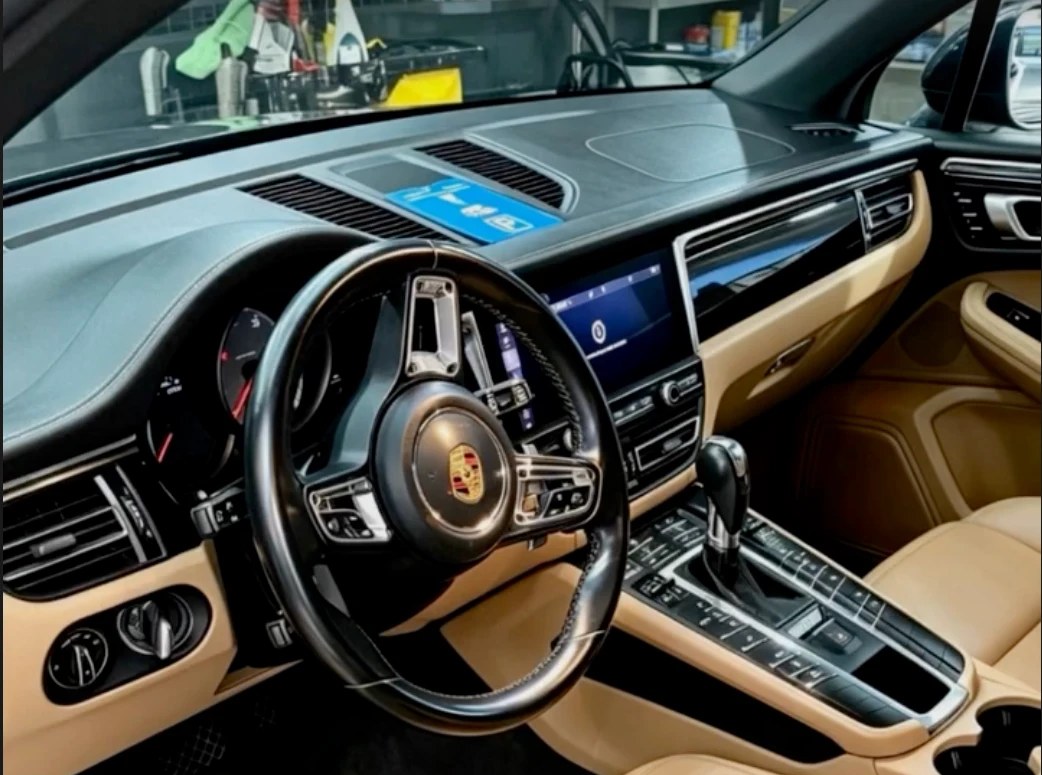 Poste de conduite d'un SUV après nettoyage intérieur : volant, planche de bord et console propres